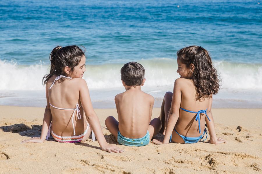 ¡Sol sí, pero con cabeza! La importancia de la fotoprotección infantil este verano.
